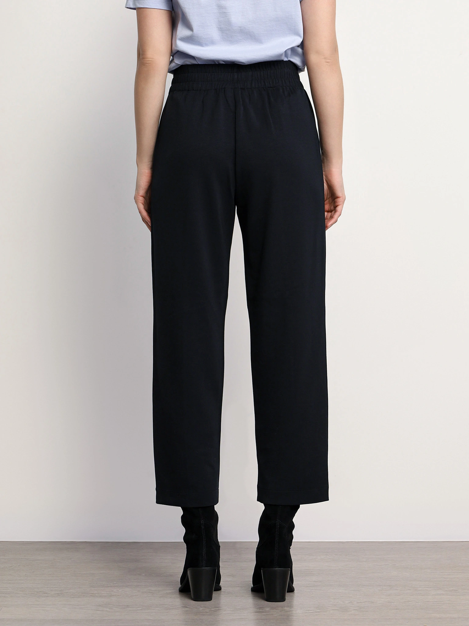 Брюки трикотажные черного цвета прямого кроя